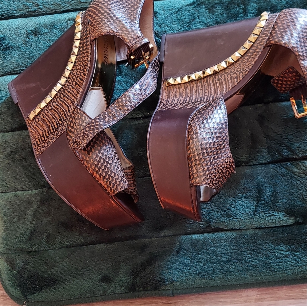Hi wedge heel shoe